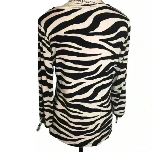 Chicos Travelers size 1 medium Women’s Blouse Black and tan Tiger Print - Picture 2 of 4